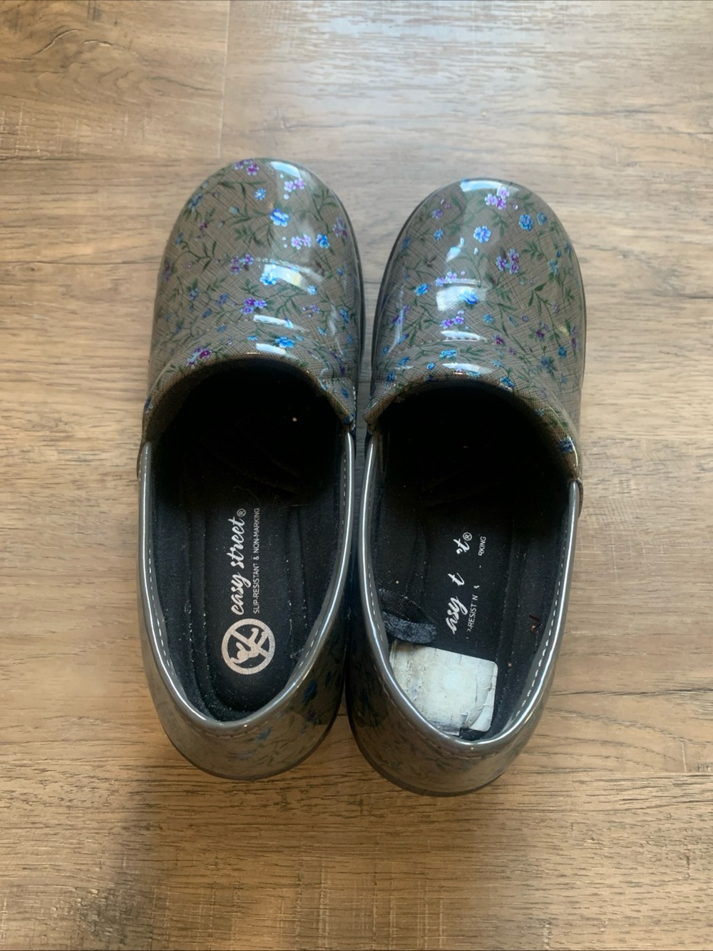 easy street Womens Gray Floral Slip-Ons